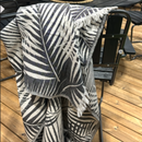 Sisustusviltti, torkkupeitto ja jättipyyhe  – musta-harmaa viltti terassille (140x170 cm) - Monikäyttöinen ja kevyt pyyhe toimii reissukumppanina ja kodin sekä terassin sisustamiseen.