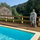 Sisustusviltti, torkkupeitto ja jättipyyhe  – musta-harmaa viltti terassille (140x170 cm) - Monikäyttöinen ja kevyt pyyhe toimii reissukumppanina ja kodin sekä terassin sisustamiseen.