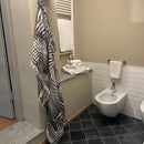 Sisustusviltti, torkkupeitto ja jättipyyhe  – musta-harmaa viltti terassille (140x170 cm) - Monikäyttöinen ja kevyt pyyhe toimii reissukumppanina ja kodin sekä terassin sisustamiseen.