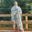 Sisustusviltti, torkkupeitto ja jättipyyhe  – musta-harmaa viltti terassille (140x170 cm) - Monikäyttöinen ja kevyt pyyhe toimii reissukumppanina ja kodin sekä terassin sisustamiseen.