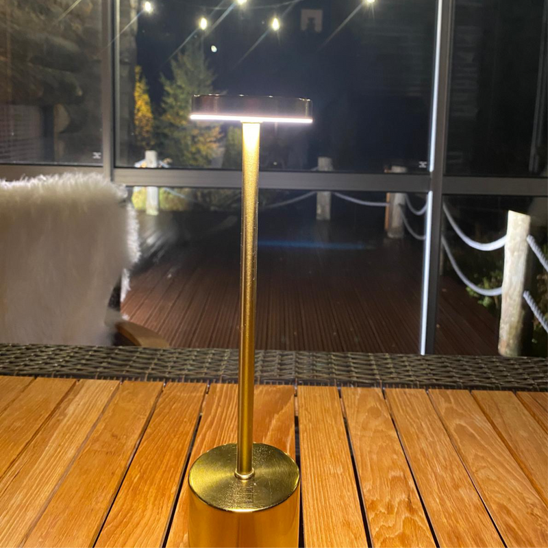 UUTTA! Seled - Ladattava pöytälamppu messinki/kulta – tunnelmaa ilman johtoa ja kevyt ottaa mukaan vaikka piknik-retkelle / veneilemään / karavaanarille / mökille