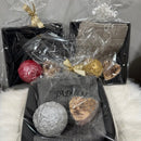 Jadeco - LAHJAPAKKAUS - musta pefletti x 2, sisustuskynttilä ja ruususaippua