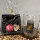 Jadeco - LAHJAPAKKAUS - musta pefletti x 2, sisustuskynttilä ja ruususaippua