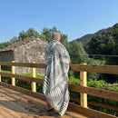 Sisustusviltti, torkkupeitto ja jättipyyhe  – musta-harmaa viltti terassille (140x170 cm) - Monikäyttöinen ja kevyt pyyhe toimii reissukumppanina ja kodin sekä terassin sisustamiseen.