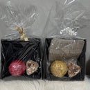 Jadeco - LAHJAPAKKAUS - musta pefletti x 2, sisustuskynttilä ja ruususaippua