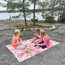 Jättipyyhe vai sisustusviltti  – Punainen viltti terassille ja piknikille (140x170 cm) - Monikäyttöinen ja kevyt pyyhe toimii reissukumppanina ja kodin sekä terassin sisustamiseen.