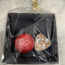 Jadeco - LAHJAPAKKAUS - musta pefletti x 2, sisustuskynttilä ja ruususaippua