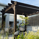 Pergola Laura Moilasen pihalta. (huvila ja huussi ohjelmasta). Puusta pergola. Hiilletty puu pergola. Musta pergola. 3 x 3m pergola. 300 x 300 cm pergola. Huoltovapaa ja ekologinen valinta.