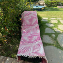 Jättipyyhe vai sisustusviltti  – Pinkki viltti terassille ja piknikille (140x170 cm) - Monikäyttöinen ja kevyt pyyhe toimii reissukumppanina ja kodin sekä terassin sisustamiseen.