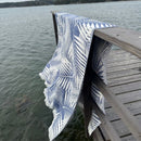 Jättipyyhe vai sisustusviltti  – Sininen viltti terassille ja piknikille (140x170 cm) - Monikäyttöinen ja kevyt pyyhe toimii reissukumppanina ja kodin sekä terassin sisustamiseen.