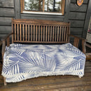 Jättipyyhe vai sisustusviltti  – Sininen viltti terassille ja piknikille (140x170 cm) - Monikäyttöinen ja kevyt pyyhe toimii reissukumppanina ja kodin sekä terassin sisustamiseen.