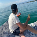 Jättipyyhe vai sisustusviltti  – Sininen viltti terassille ja piknikille (140x170 cm) - Monikäyttöinen ja kevyt pyyhe toimii reissukumppanina ja kodin sekä terassin sisustamiseen.