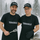 LAHJASETTI GRILLAAJALLE / KOKILLE – Essu, patalappu ja patakinnas (teksti valkoisella)