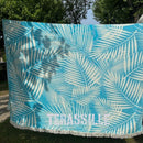 Jättipyyhe vai sisustusviltti  – Turkoosi viltti terassille (140x170 cm) - Monikäyttöinen ja kevyt pyyhe toimii reissukumppanina ja kodin sekä terassin sisustamiseen.