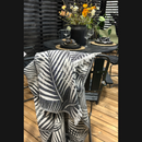 Sisustusviltti, torkkupeitto ja jättipyyhe  – musta-harmaa viltti terassille (140x170 cm) - Monikäyttöinen ja kevyt pyyhe toimii reissukumppanina ja kodin sekä terassin sisustamiseen.