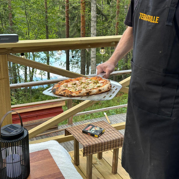 Grillimestarinsetti –Essu, patalappu ja patakinnas (teksti oranssilla)