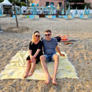 Jättipyyhe vai sisustusviltti  – Keltainen viltti terassille ja piknikille (140x170 cm) - Monikäyttöinen ja kevyt pyyhe toimii reissukumppanina ja kodin sekä terassin sisustamiseen.