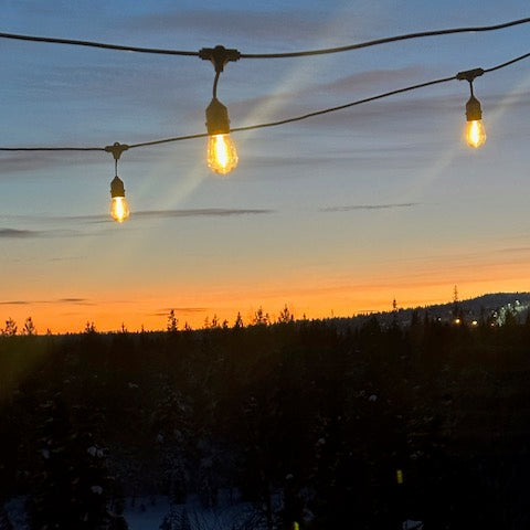 SELED ULKOVALOSARJAN JATKOPALA ULKOKÄYTTÖÖN VAIHDETTAVILLA E27 LED -LAMPUILLA. 5m / 10 lamppua