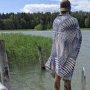 Jättipyyhe vai sisustusviltti  – Sininen viltti terassille ja piknikille (140x170 cm) - Monikäyttöinen ja kevyt pyyhe toimii reissukumppanina ja kodin sekä terassin sisustamiseen.