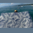 Jättipyyhe vai sisustusviltti  – Sininen viltti terassille ja piknikille (140x170 cm) - Monikäyttöinen ja kevyt pyyhe toimii reissukumppanina ja kodin sekä terassin sisustamiseen.