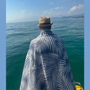 Jättipyyhe vai sisustusviltti  – Sininen viltti terassille ja piknikille (140x170 cm) - Monikäyttöinen ja kevyt pyyhe toimii reissukumppanina ja kodin sekä terassin sisustamiseen.