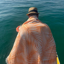 Jättipyyhe vai sisustusviltti  – Oranssi viltti terassille ja piknikille (140x170 cm) - Monikäyttöinen ja kevyt pyyhe toimii reissukumppanina ja kodin sekä terassin sisustamiseen.