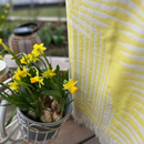 Jättipyyhe vai sisustusviltti  – Keltainen viltti terassille ja piknikille (140x170 cm) - Monikäyttöinen ja kevyt pyyhe toimii reissukumppanina ja kodin sekä terassin sisustamiseen.