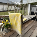 Jättipyyhe vai sisustusviltti  – Keltainen viltti terassille ja piknikille (140x170 cm) - Monikäyttöinen ja kevyt pyyhe toimii reissukumppanina ja kodin sekä terassin sisustamiseen.