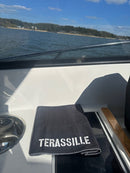 Terassille keittiöpyyhe / pikkupyyhe valkoisella tekstillä (kesäkeittiöön, mökille, veneelle, asuntoautoon/asuntovaunuun)