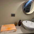 Jättipyyhe vai sisustusviltti  – Oranssi viltti terassille ja piknikille (140x170 cm) - Monikäyttöinen ja kevyt pyyhe toimii reissukumppanina ja kodin sekä terassin sisustamiseen.