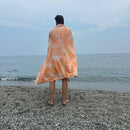 Jättipyyhe vai sisustusviltti  – Oranssi viltti terassille ja piknikille (140x170 cm) - Monikäyttöinen ja kevyt pyyhe toimii reissukumppanina ja kodin sekä terassin sisustamiseen.