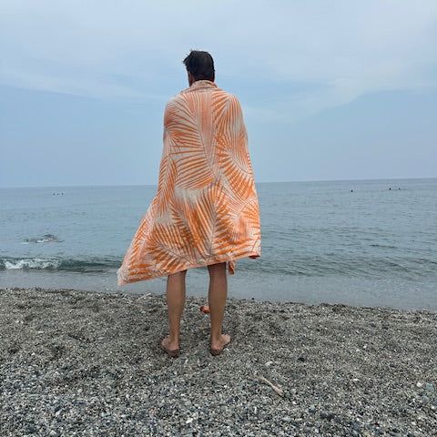Toscana Jättipyyhe / rantapyyhe / torkkupeitto – Oranssi viltti terassille ja piknikille (140x170 cm) - Monikäyttöinen ja kevyt pyyhe toimii reissukumppanina ja kodin sekä terassin sisustamiseen.