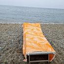 Jättipyyhe vai sisustusviltti  – Oranssi viltti terassille ja piknikille (140x170 cm) - Monikäyttöinen ja kevyt pyyhe toimii reissukumppanina ja kodin sekä terassin sisustamiseen.