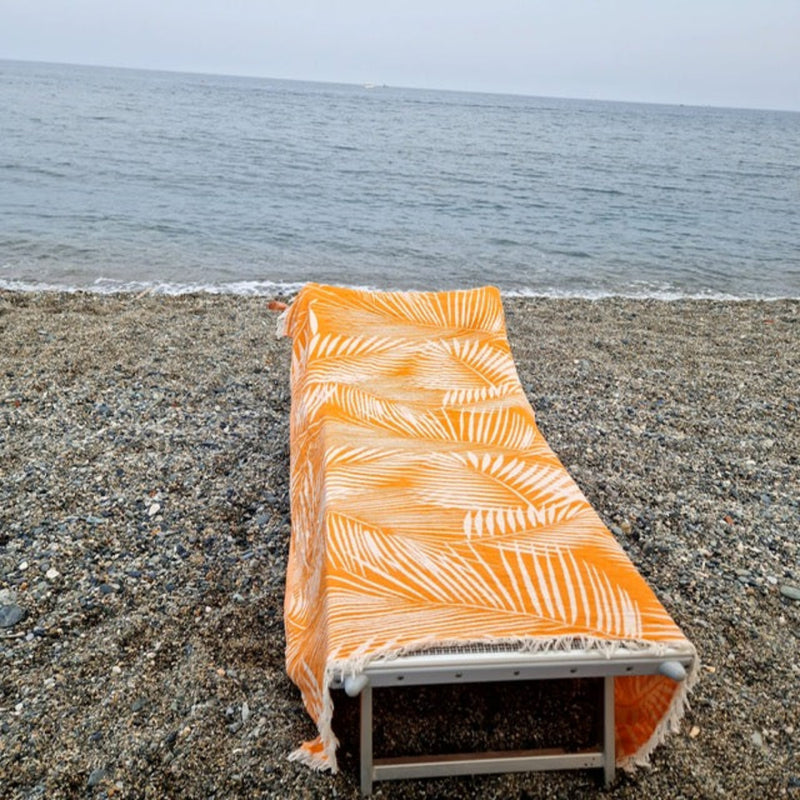 Toscana Jättipyyhe / rantapyyhe / torkkupeitto – Oranssi viltti terassille ja piknikille (140x170 cm) - Monikäyttöinen ja kevyt pyyhe toimii reissukumppanina ja kodin sekä terassin sisustamiseen.