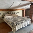 Sisustusviltti, torkkupeitto ja jättipyyhe  – musta-harmaa viltti terassille (140x170 cm) - Monikäyttöinen ja kevyt pyyhe toimii reissukumppanina ja kodin sekä terassin sisustamiseen.