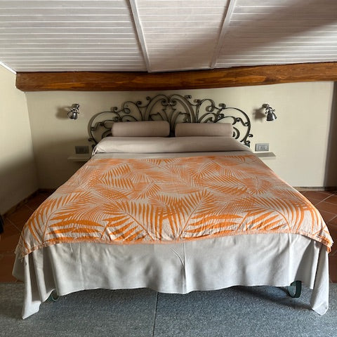 Toscana Jättipyyhe / rantapyyhe / torkkupeitto – Oranssi viltti terassille ja piknikille (140x170 cm) - Monikäyttöinen ja kevyt pyyhe toimii reissukumppanina ja kodin sekä terassin sisustamiseen.