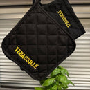 Grillimestarinsetti –Essu, patalappu ja patakinnas (teksti oranssilla)