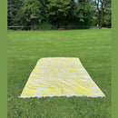 Jättipyyhe vai sisustusviltti  – Keltainen viltti terassille ja piknikille (140x170 cm) - Monikäyttöinen ja kevyt pyyhe toimii reissukumppanina ja kodin sekä terassin sisustamiseen.