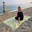 Jättipyyhe vai sisustusviltti  – Keltainen viltti terassille ja piknikille (140x170 cm) - Monikäyttöinen ja kevyt pyyhe toimii reissukumppanina ja kodin sekä terassin sisustamiseen.