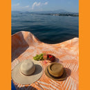 Jättipyyhe vai sisustusviltti  – Oranssi viltti terassille ja piknikille (140x170 cm) - Monikäyttöinen ja kevyt pyyhe toimii reissukumppanina ja kodin sekä terassin sisustamiseen.