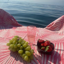 Jättipyyhe vai sisustusviltti  – Pinkki viltti terassille ja piknikille (140x170 cm) - Monikäyttöinen ja kevyt pyyhe toimii reissukumppanina ja kodin sekä terassin sisustamiseen.