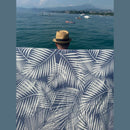 Jättipyyhe vai sisustusviltti  – Sininen viltti terassille ja piknikille (140x170 cm) - Monikäyttöinen ja kevyt pyyhe toimii reissukumppanina ja kodin sekä terassin sisustamiseen.