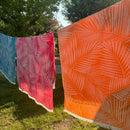 Jättipyyhe vai sisustusviltti  – Pinkki viltti terassille ja piknikille (140x170 cm) - Monikäyttöinen ja kevyt pyyhe toimii reissukumppanina ja kodin sekä terassin sisustamiseen.