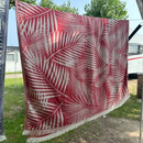 Jättipyyhe vai sisustusviltti  – Punainen viltti terassille ja piknikille (140x170 cm) - Monikäyttöinen ja kevyt pyyhe toimii reissukumppanina ja kodin sekä terassin sisustamiseen.
