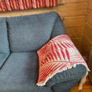 Jättipyyhe vai sisustusviltti  – Punainen viltti terassille ja piknikille (140x170 cm) - Monikäyttöinen ja kevyt pyyhe toimii reissukumppanina ja kodin sekä terassin sisustamiseen.