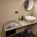 Sisustusviltti, torkkupeitto ja jättipyyhe  – musta-harmaa viltti terassille (140x170 cm) - Monikäyttöinen ja kevyt pyyhe toimii reissukumppanina ja kodin sekä terassin sisustamiseen.