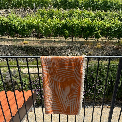 Toscana Jättipyyhe / rantapyyhe / torkkupeitto – Oranssi viltti terassille ja piknikille (140x170 cm) - Monikäyttöinen ja kevyt pyyhe toimii reissukumppanina ja kodin sekä terassin sisustamiseen.