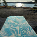 Jättipyyhe vai sisustusviltti  – Turkoosi viltti terassille (140x170 cm) - Monikäyttöinen ja kevyt pyyhe toimii reissukumppanina ja kodin sekä terassin sisustamiseen.