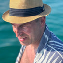 Jättipyyhe vai sisustusviltti  – Sininen viltti terassille ja piknikille (140x170 cm) - Monikäyttöinen ja kevyt pyyhe toimii reissukumppanina ja kodin sekä terassin sisustamiseen.