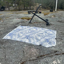 Jättipyyhe vai sisustusviltti  – Sininen viltti terassille ja piknikille (140x170 cm) - Monikäyttöinen ja kevyt pyyhe toimii reissukumppanina ja kodin sekä terassin sisustamiseen.